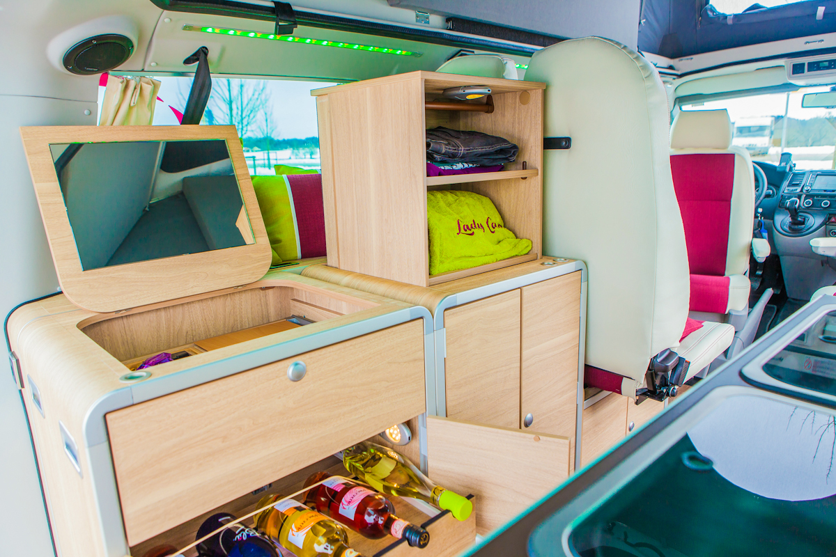 Minibar und Kleiderschrankmodul