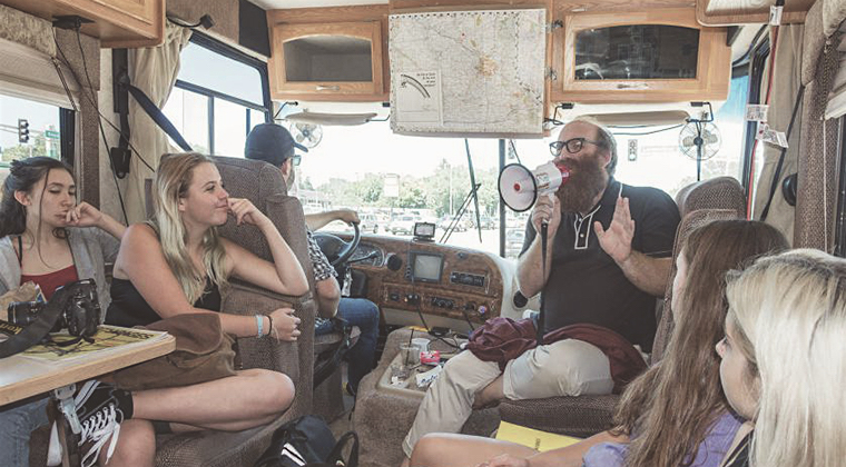 Usando una autocaravana como aula móvil para enseñar fotografía