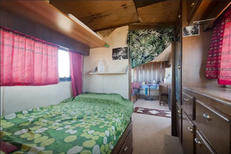 Camion vivienda en terreno soleado 14