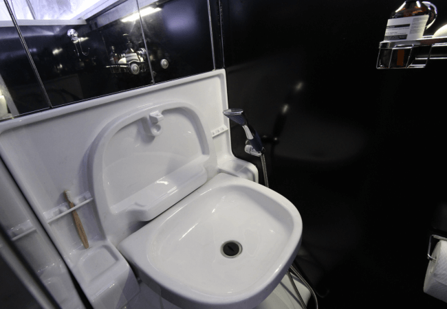Cuarto de baño de la caravana BRUDER EXP-6