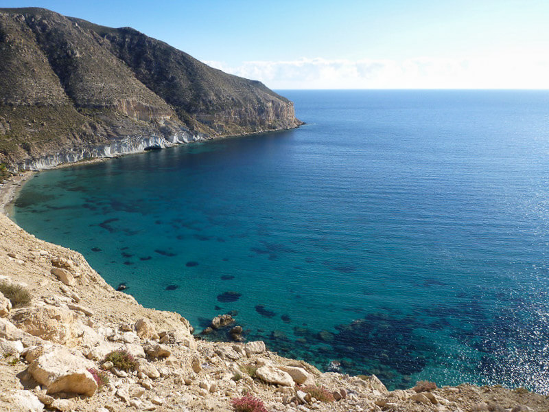 Una bahía en Cala San Pedro, España