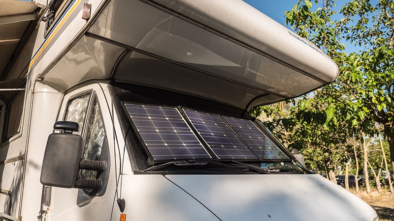 Faltbare Solarmodule sind auch für die Windschutzscheibe geeignet.