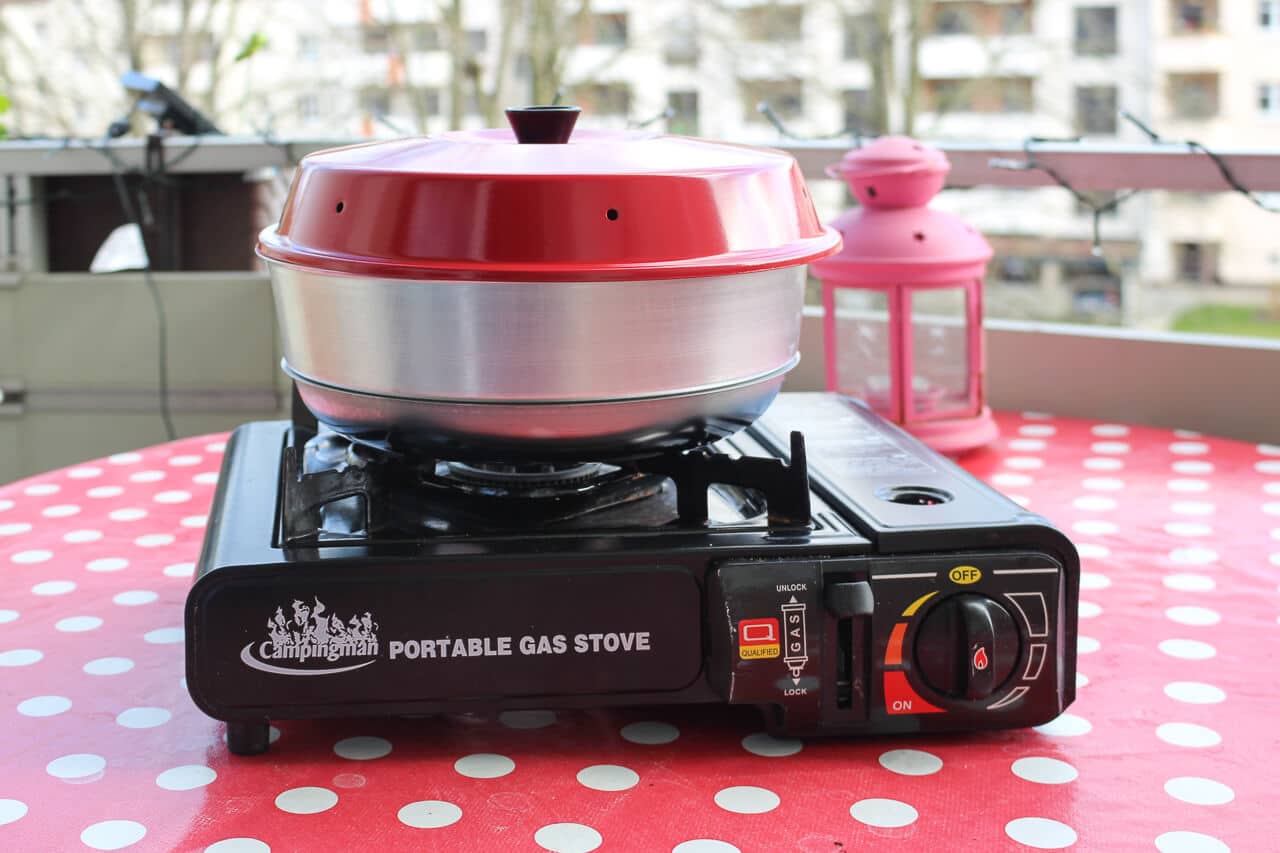 Prueba y presentación del horno Omnia 3 Der aufgebaute Omnia Campingbackofen auf einem Tisch