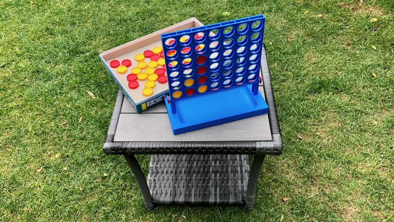 Juegos para los que se quedan en casa y los campistas de jardín 13 Cuatro victorias es el juego perfecto para viajar con una mochila pequeña