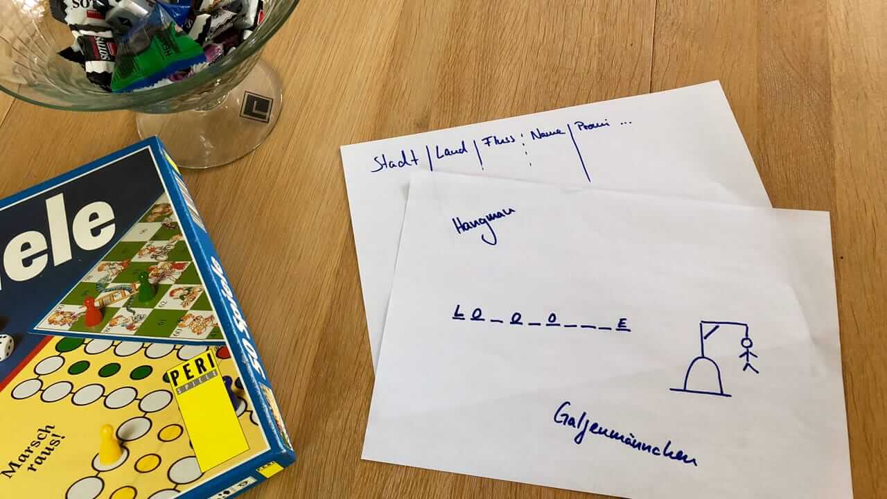 Juegos para los que se quedan en casa y los campistas de jardín 11 El Ahorcado y Stadt Land Fluss son juegos sencillos para viajar
