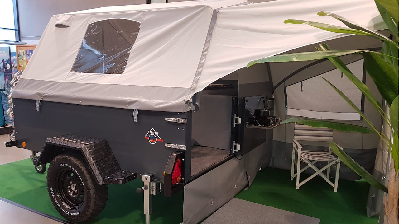 La caravana plegable Cultmobil en exposición (c)Cultmobil