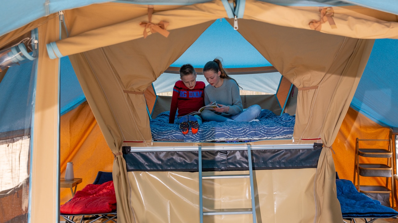 Niños en el remolque tienda Campooz