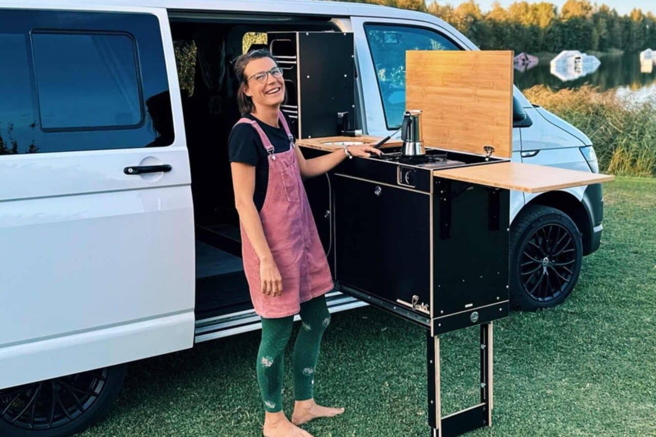 Cajas de acampada: la alternativa inteligente a una autocaravana cara 6 Cajas de camping: La cocina extraíble es especialmente práctica. Cajas de acampada: La zona de tendido ofrece mucho espacio. Tobias Czoppik, BarefootVans