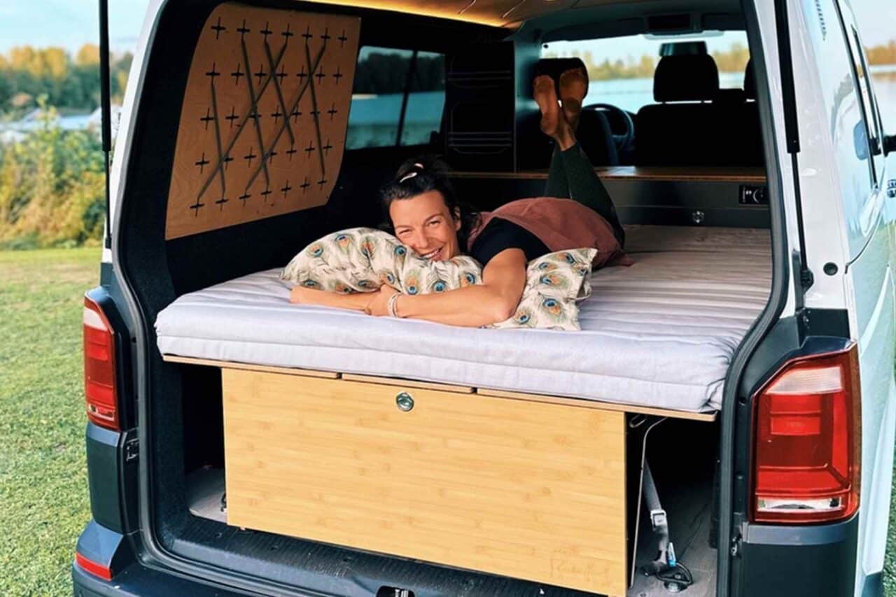 Cajas de acampada: la alternativa inteligente a una autocaravana cara 5 Cajas de acampada: La zona de tendido ofrece mucho espacio. Tobias Czoppik, BarefootVans