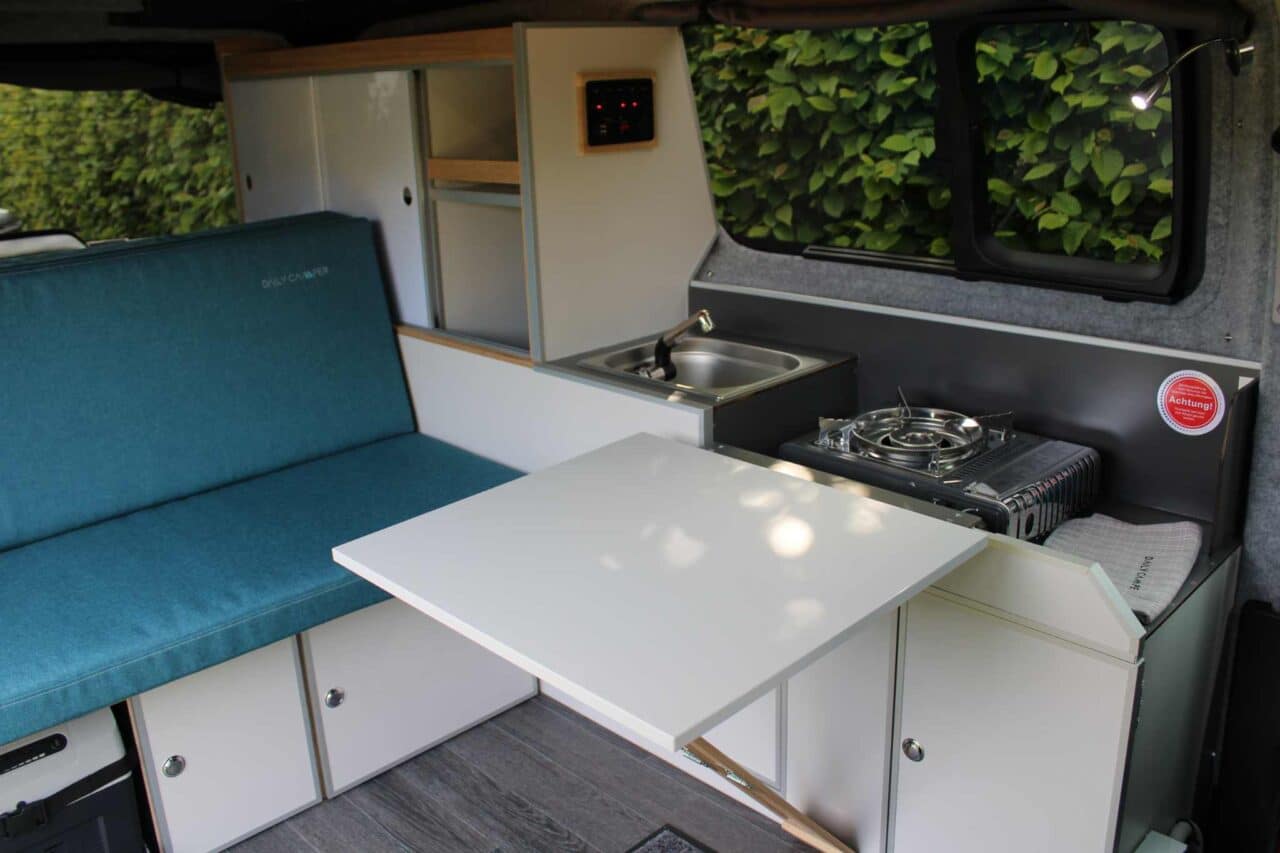 Cajas de acampada: la alternativa inteligente a una autocaravana cara 11 El interior ofrece mobiliario completo, incluidos armarios, fregadero y zona de cocina. © Freizeitmobile KLIEM GmbH & Co.KG