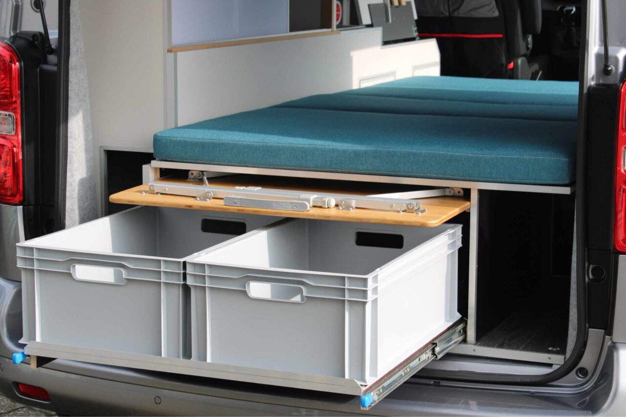 Cajas de acampada: la alternativa inteligente a una autocaravana cara 12 Diseño sofisticado con cajas extraíbles en el compartimento trasero. © Freizeitmobile KLIEM GmbH & Co.KG