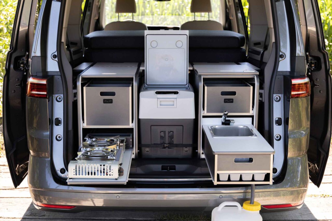 Cajas de acampada: la alternativa inteligente a una autocaravana cara 15 Incluso el frigorífico encuentra su lugar ideal en el diseño perfectamente pensado. © Sipras D.O.O.