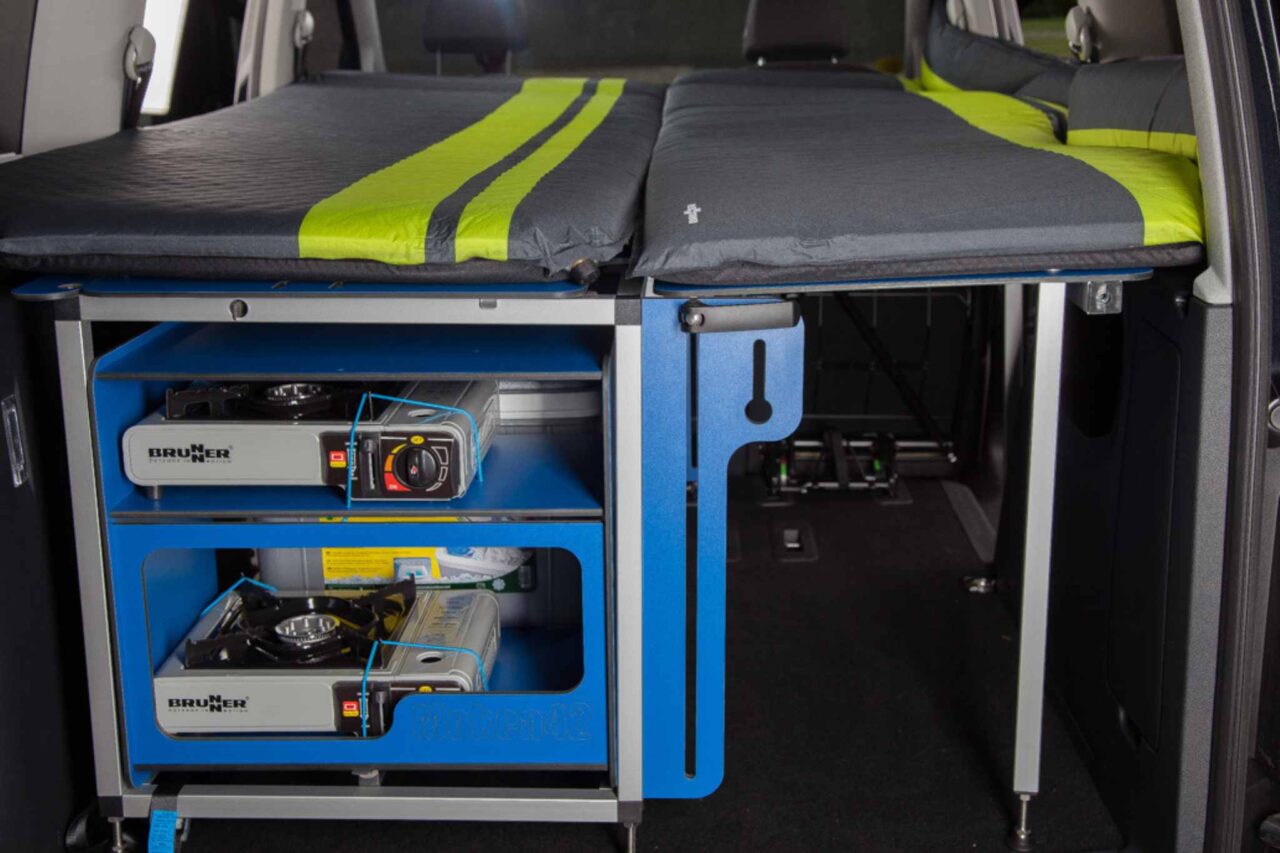 Cajas de acampada: la alternativa inteligente a una autocaravana cara 21 Con la caja de camping MOKEA42, sigue habiendo espacio suficiente para guardar equipo de camping adicional a pesar del módulo. Módulos de camping Ulf Oesterwind