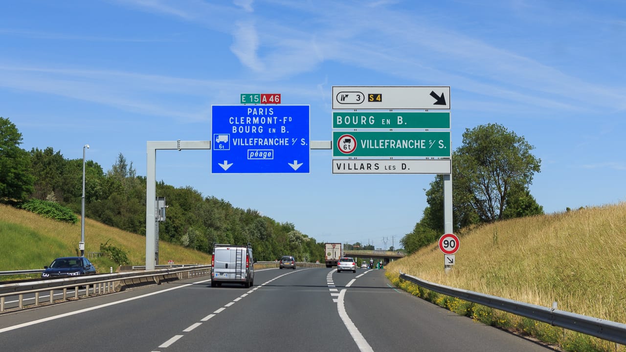 Normas de circulación en Francia: límites de velocidad, peajes y particularidades para los campistas