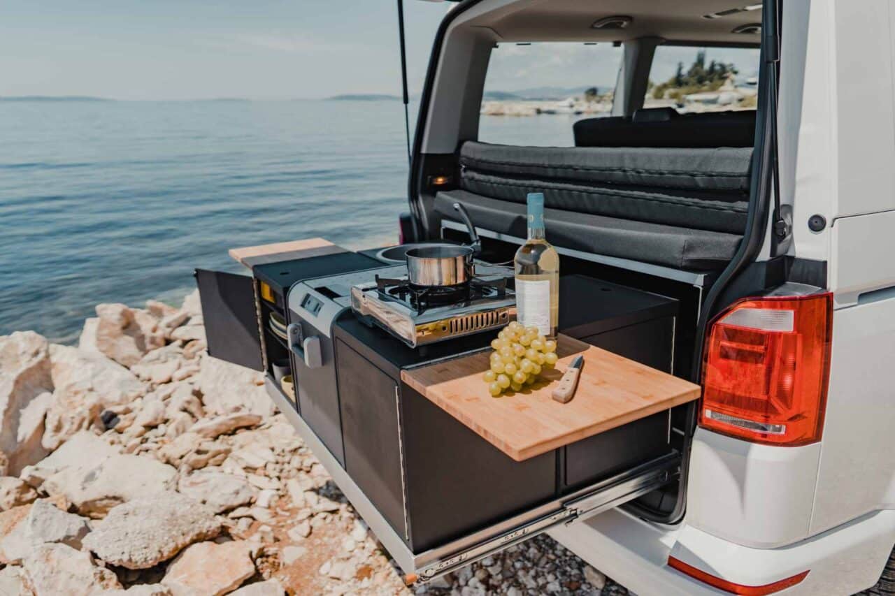 Cajas de acampada: la alternativa inteligente a una autocaravana cara 8 Hay un elemento de cocina extraíble en la parte trasera. Markus Rhein, calibox GmbH
