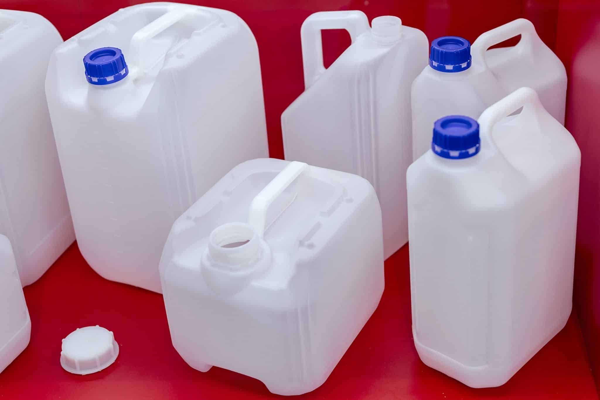 Los mejores bidones de agua para beber agua en acampada
