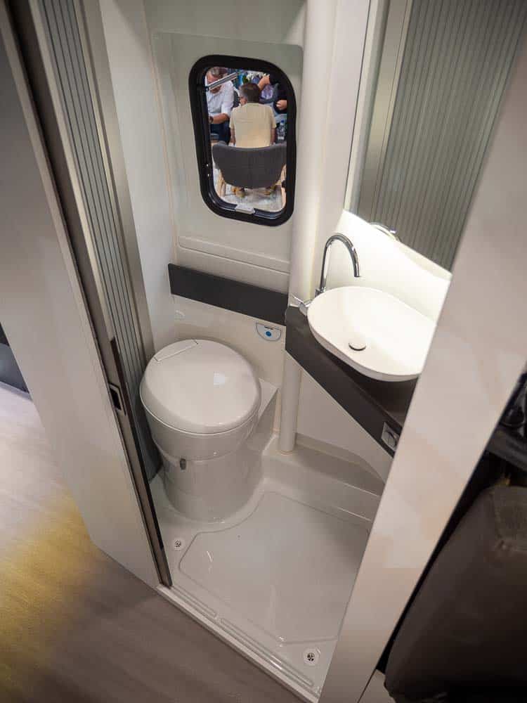 Adria TWIN MAX 680 Baño