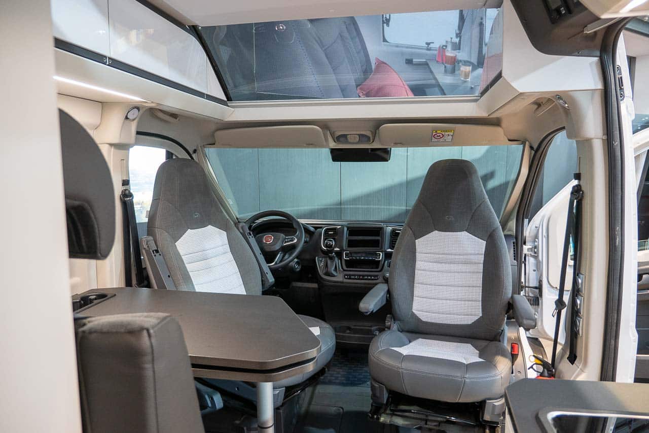 Cabina del conductor del Adria TWIN 600