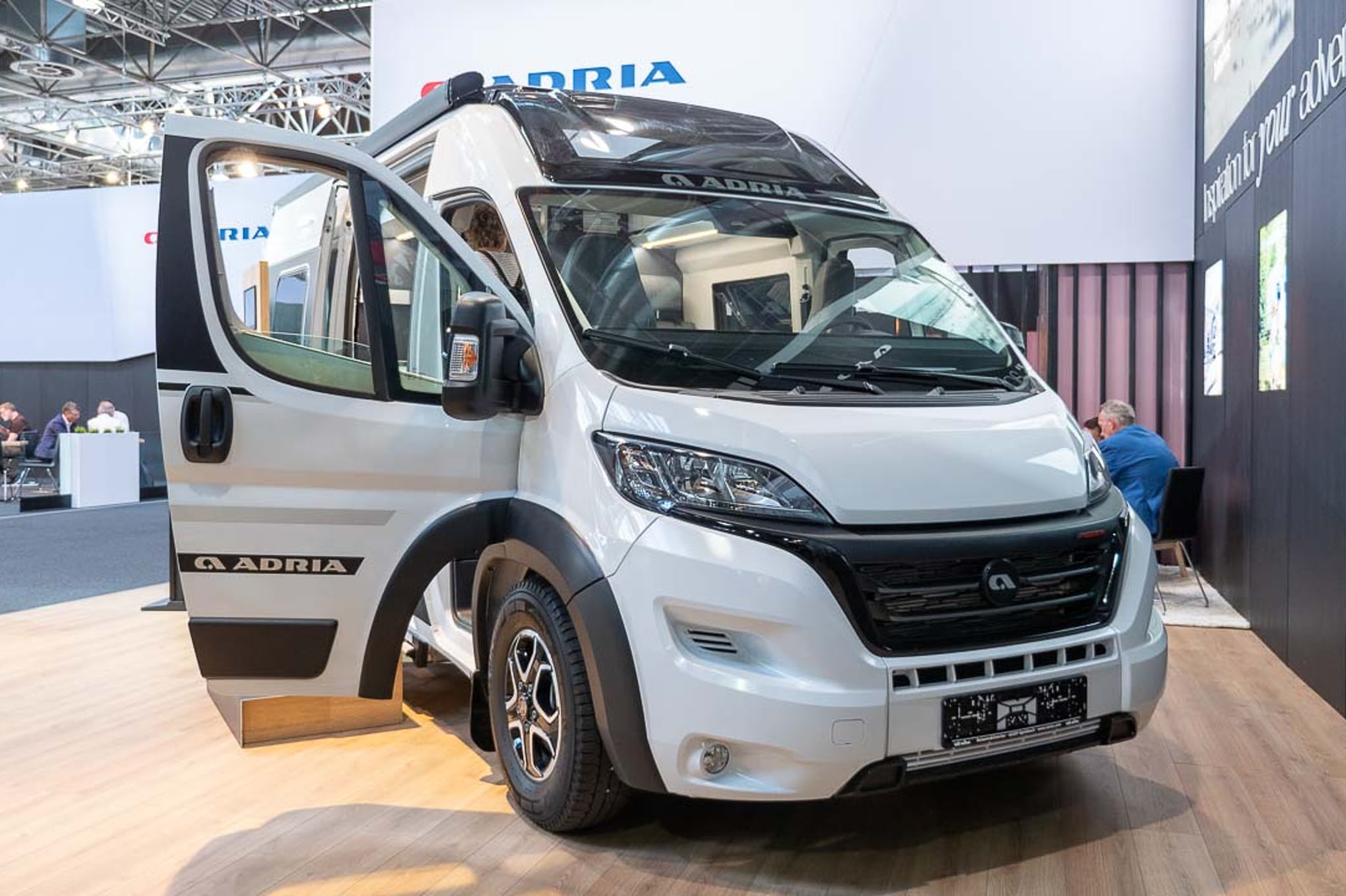 Adria TWIN 600 (2023): innovadora autocaravana con cama abatible eléctrica y techo panorámico