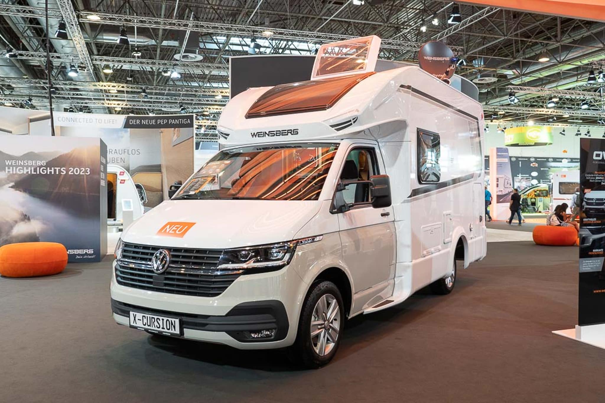 WEINSBERG X-Cursion Van (2023) – innovadora furgoneta camper basada en VW T 6.1 con bañera giratoria