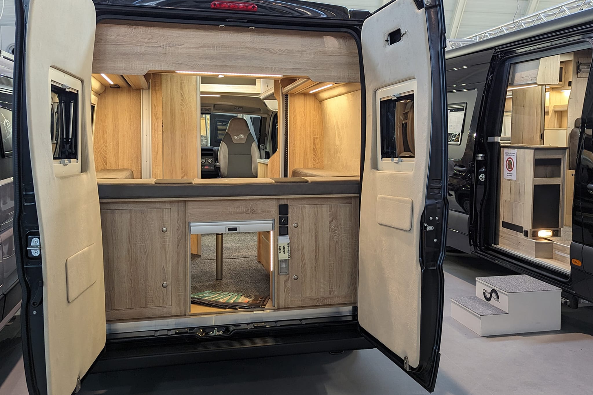 Para vivir la experiencia de acampada definitiva: ¡cama abatible eléctrica y baño de lujo en el MegaMobil Lounge!