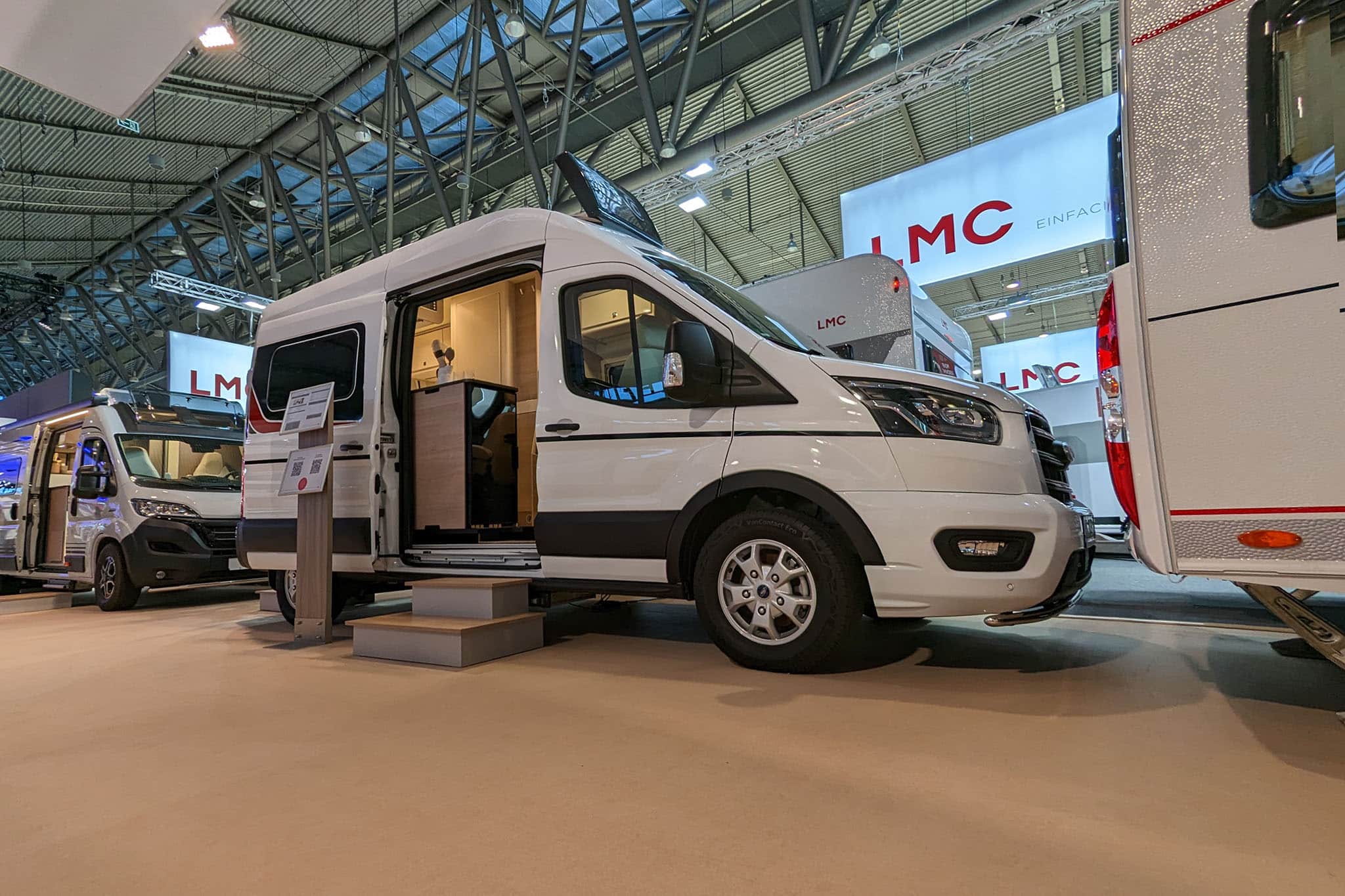 Esta acogedora autocaravana está equipada con una cama extragrande