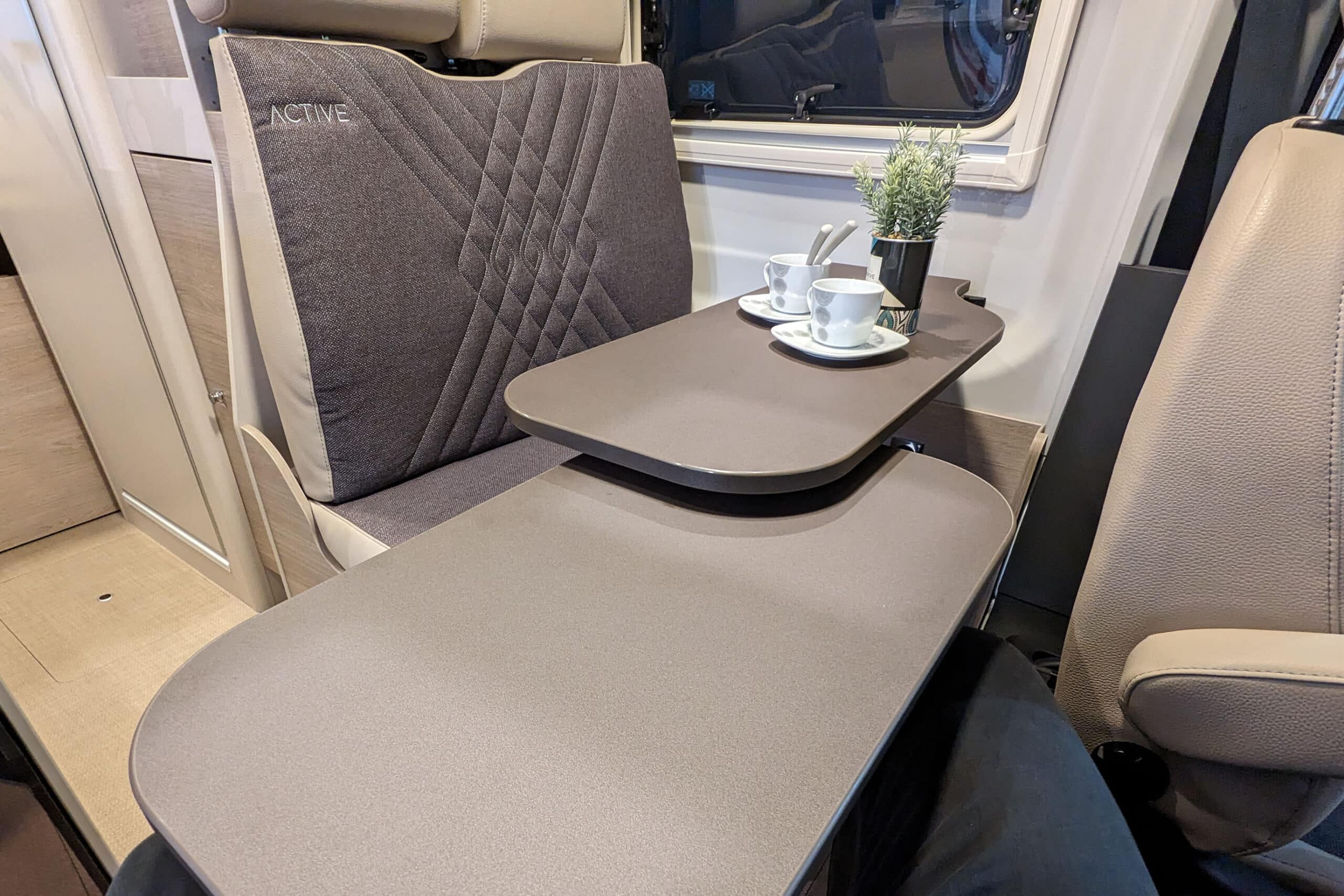 Esta acogedora autocaravana está equipada con una cama extragrande 2 Mesa Bürstner Lineo C 590