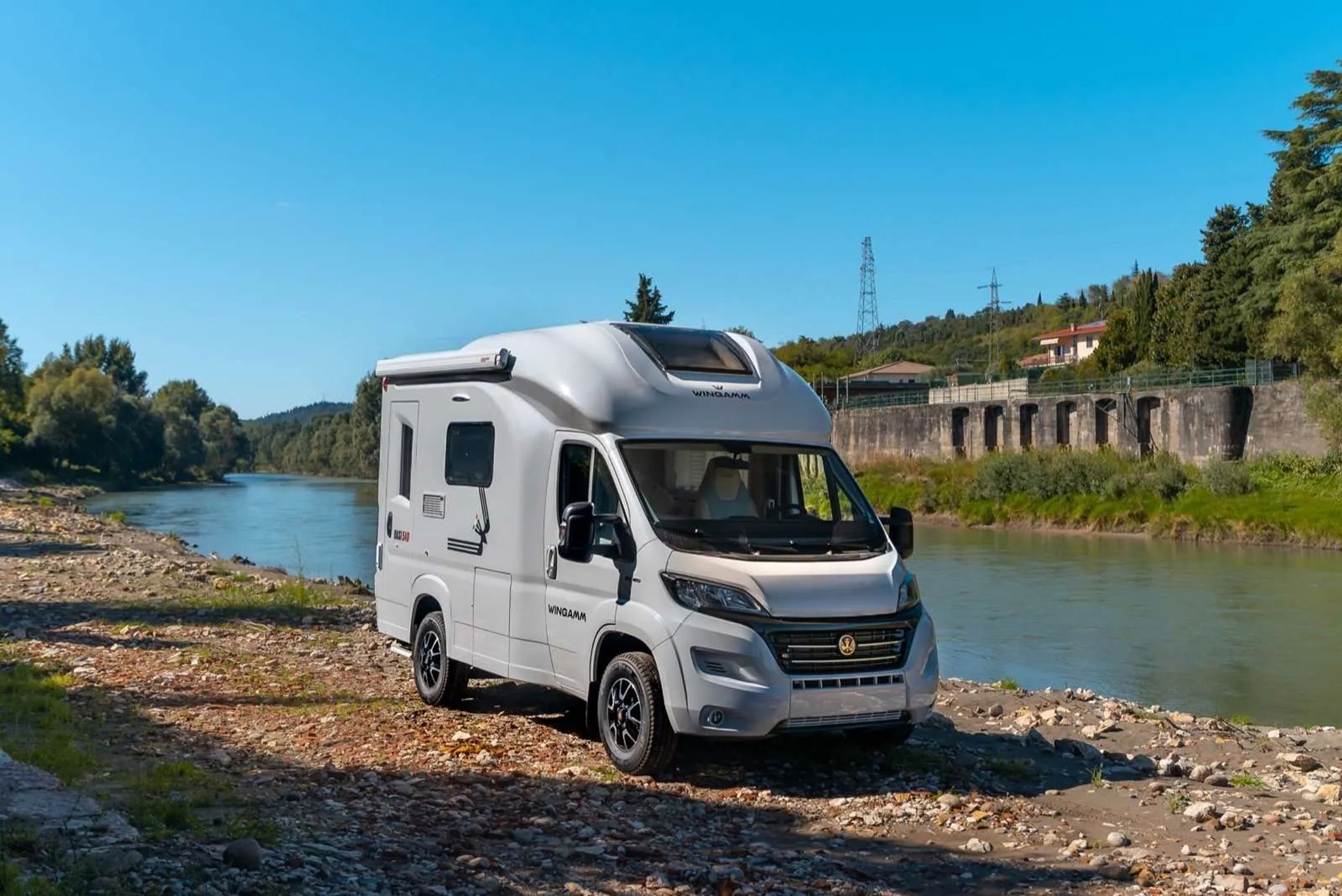 Descubre la experiencia de viaje definitiva: la exquisita mini autocaravana Wingamm Oasi 540.1, una combinación compacta de lujo y máximo confort