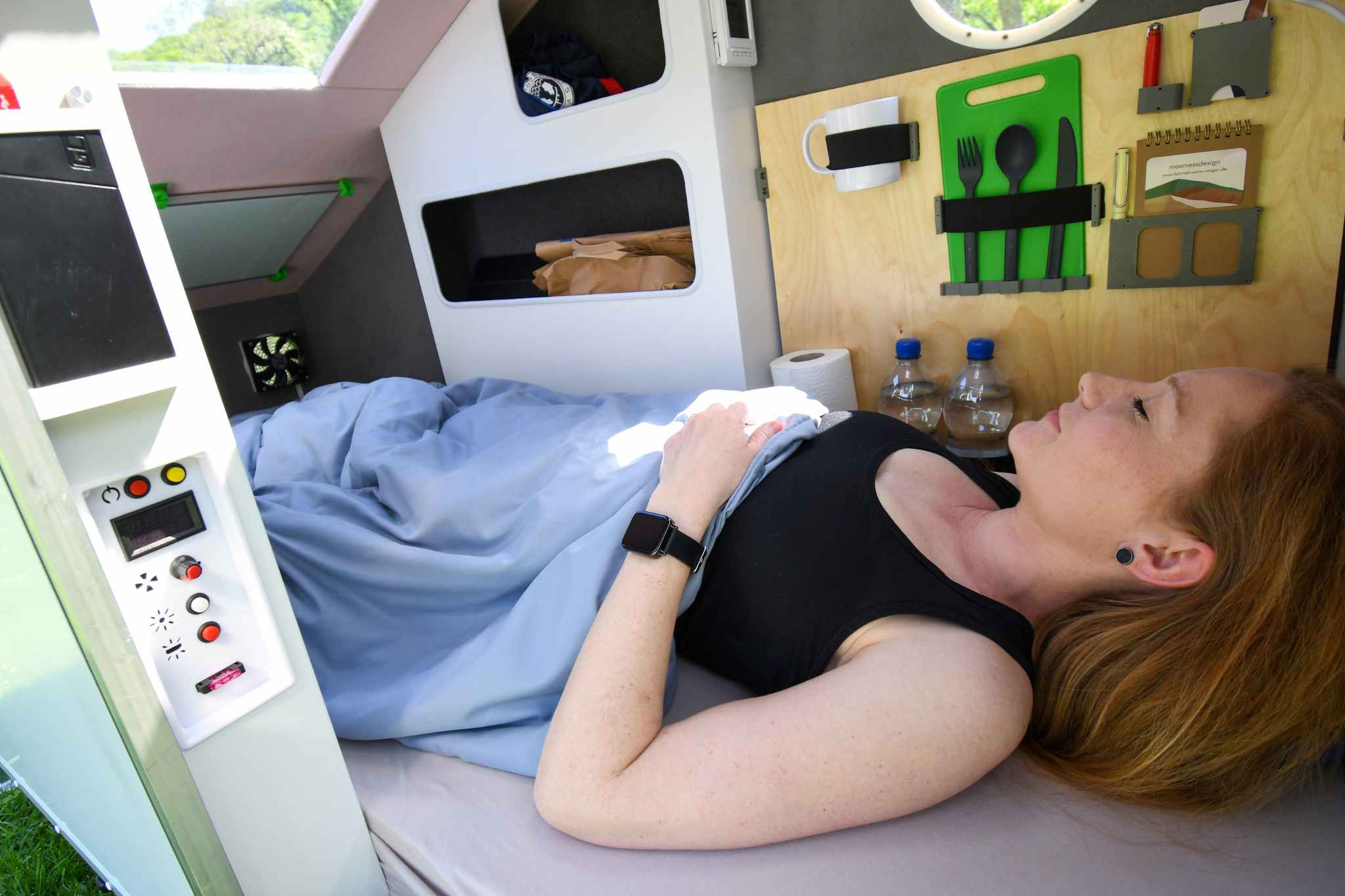 Caravana de bicicletas: acampar con fuerza muscular 5 La iluminación, el ventilador, etc., se pueden controlar cómodamente desde el panel de control situado junto a la cama. (c) maxmess-diseño