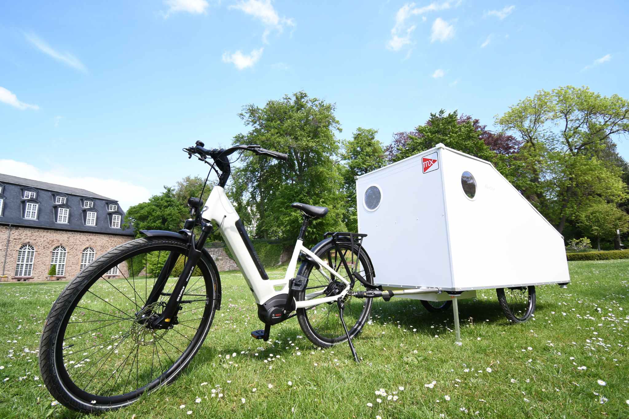 Caravana de bicicletas: acampar con fuerza muscular 4 Con un peso de 52 kg sin equipaje, el modelo Martha también puede ser remolcado por una bicicleta convencional para ciclistas entrenados. (c) maxmess-diseño