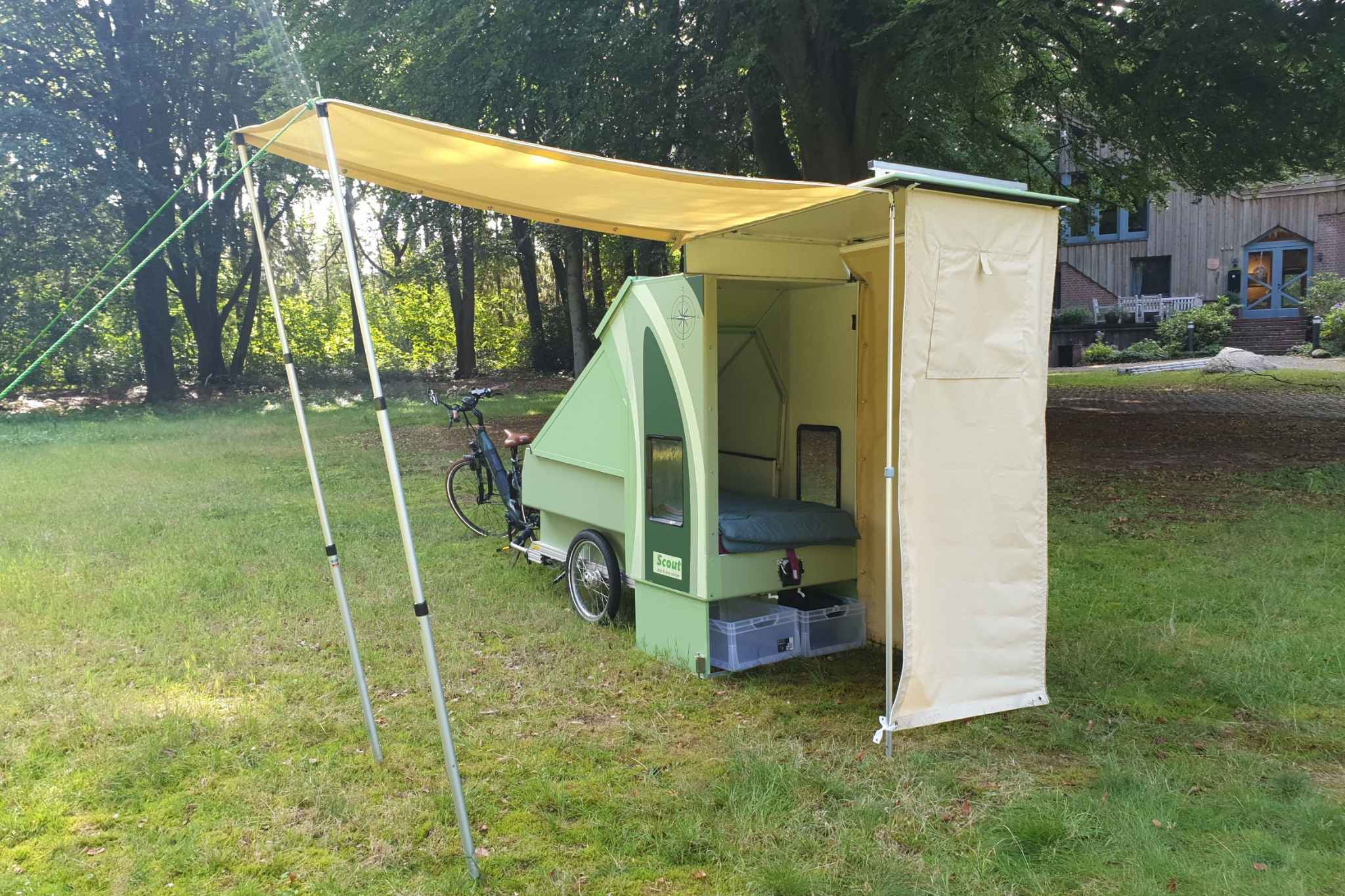 Caravana de bicicletas: acampar con fuerza muscular 7 A este modelo también se le puede acoplar un pequeño toldo para ampliar el espacio habitable. (c) CreaConstruir