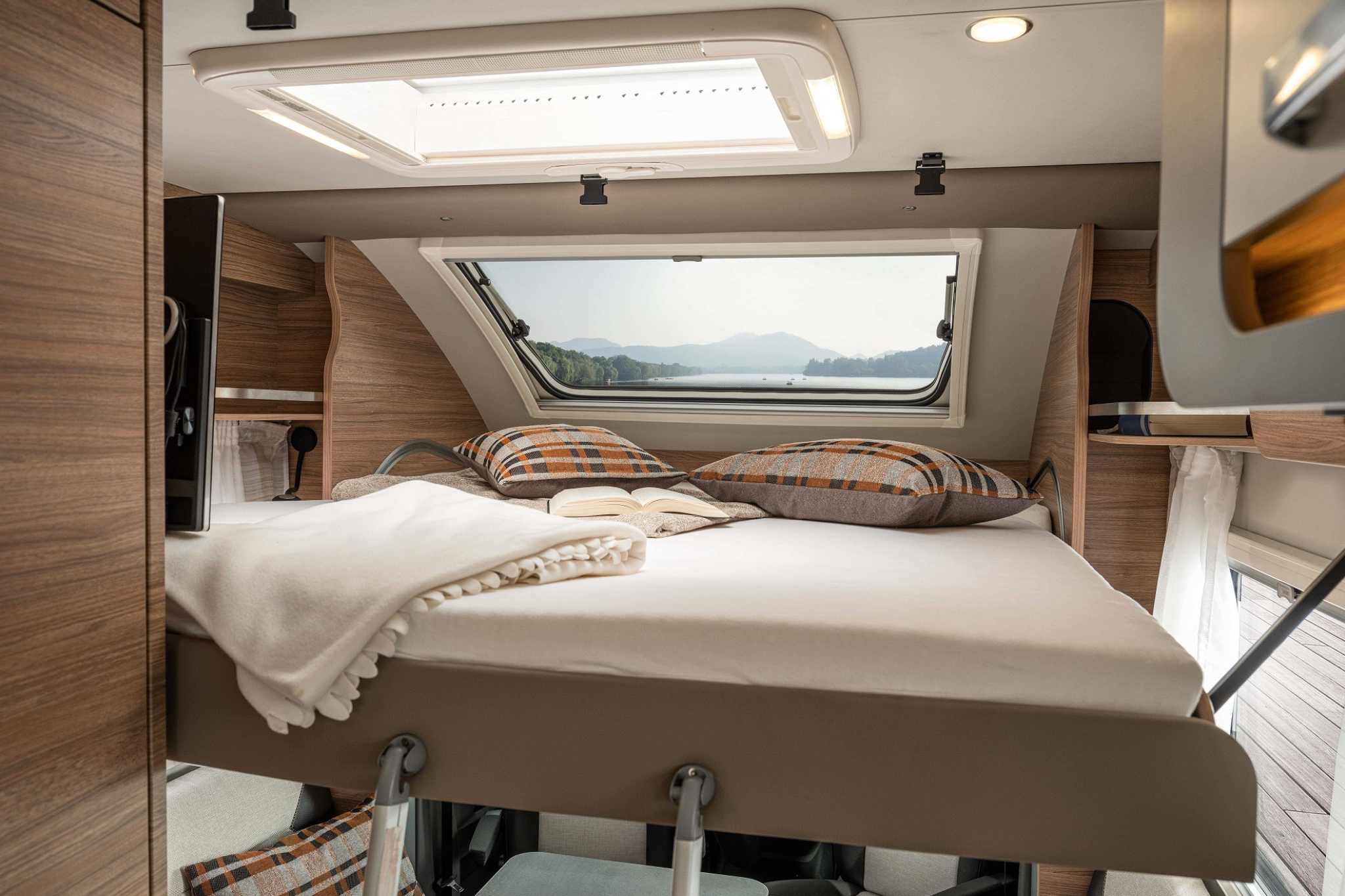 Una cama abatible ofrece otras dos literas para dormir en el primer piso. © Knaus Tabbert AG