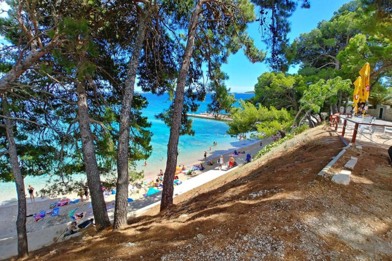 Im Süden Dalmatiens bietet der Campingplatz Trstenica Erholung unter der kroatischen Sonne für Fans der freien Körperkultur. © camping.info