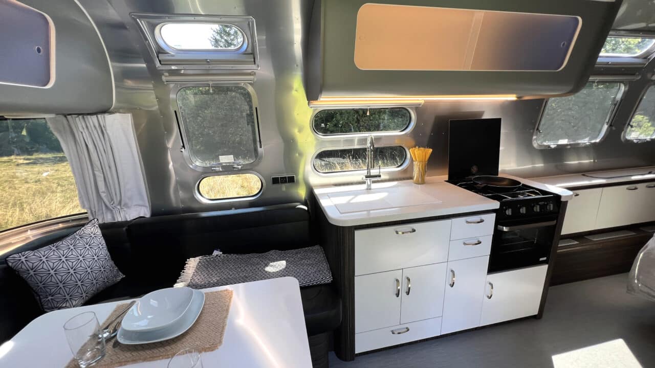 Cocina Airstream International 25IB