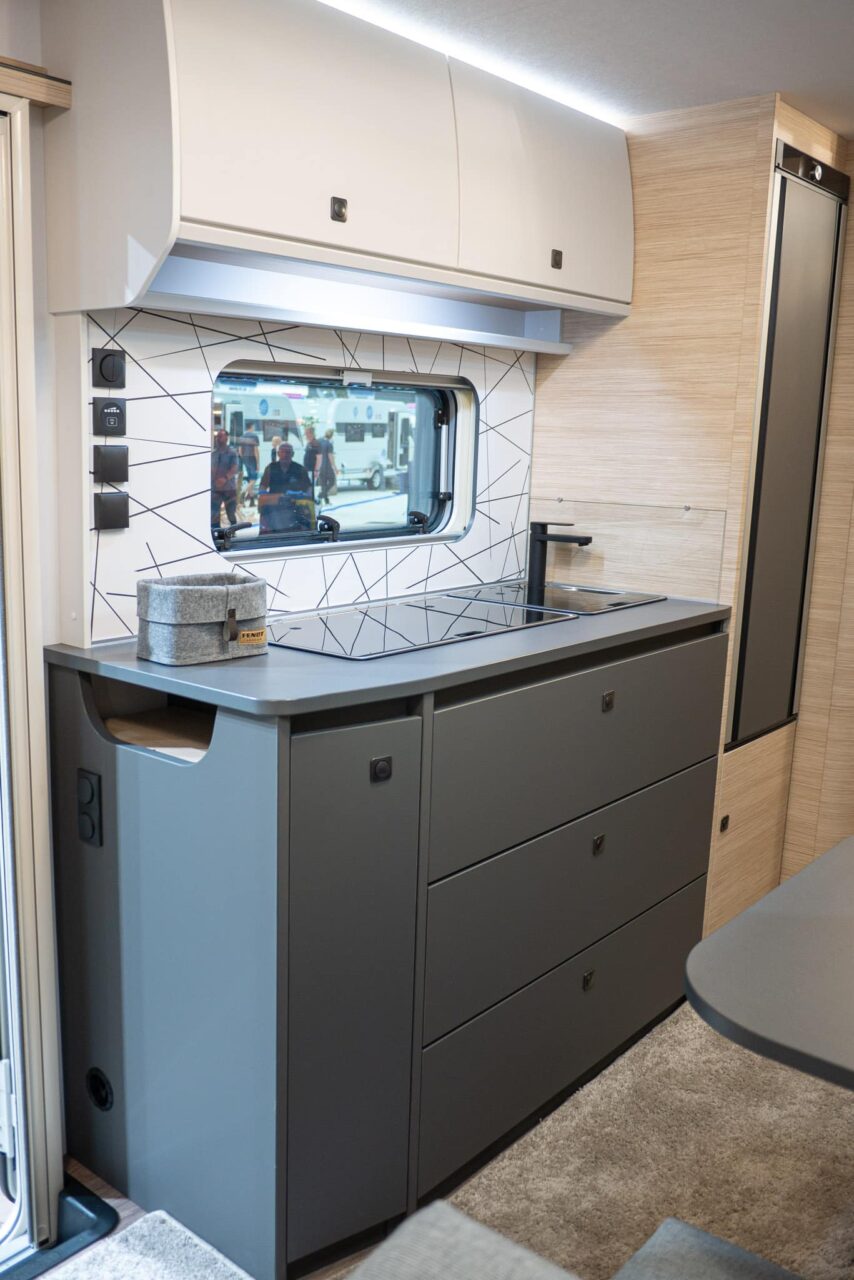 Fendt Apero 560 SKM (2024): caravana familiar con literas - ¡con recorrido en 360°! 5 fendt apero 560 skm kueche