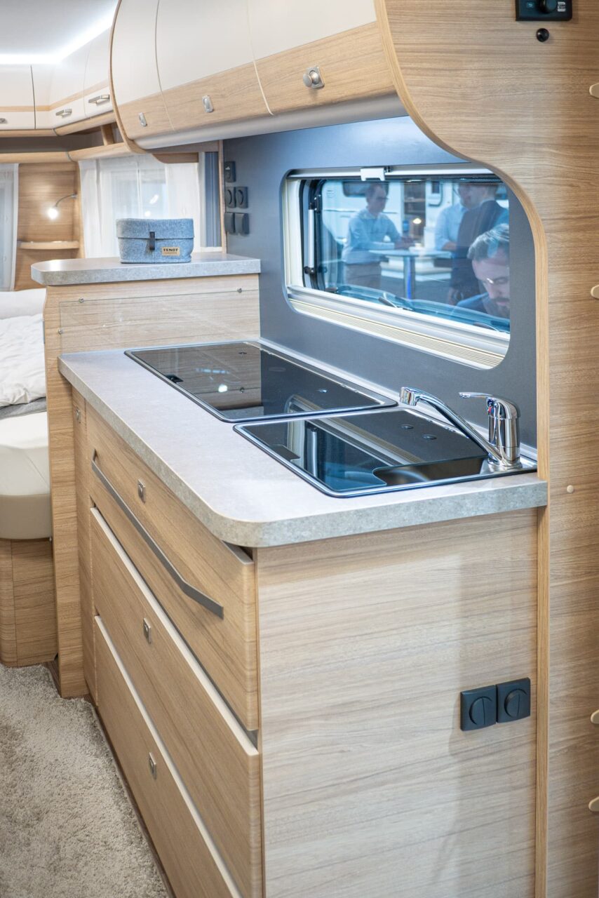 Fendt Bianco Activ 515 SGD (2024): nuevo modelo de la exitosa serie con disposición de una sola cama - ¡con recorrido de 360°! 5 Fendt Bianco Activ 515 SGD Caravana Salón 2023 Cocina