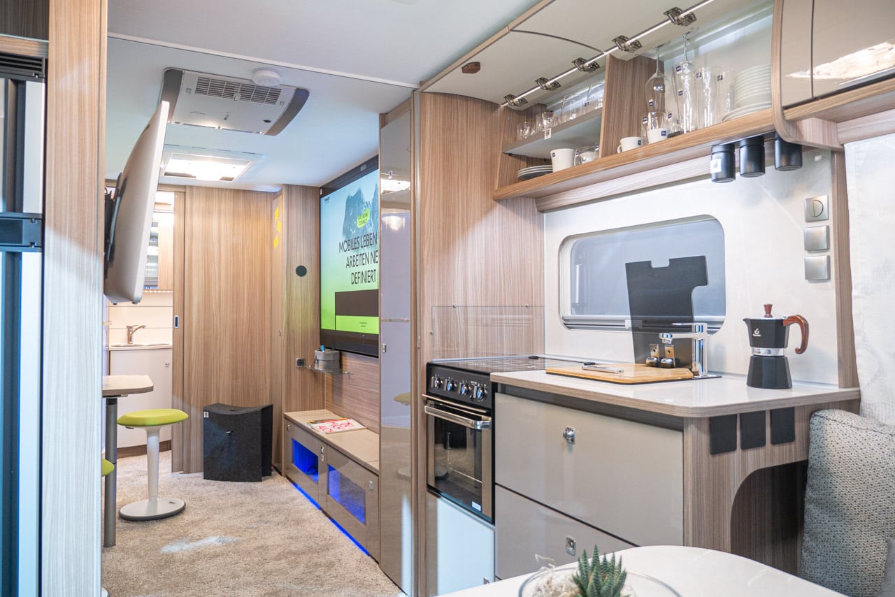 Lo más destacado en el Salón de la Caravana 2023: Innovaciones en la mayor feria de camping del mundo 5 Fendt Concept Work & Connect Adfendture Caravana Salón 2023 Modelo Cocina Work