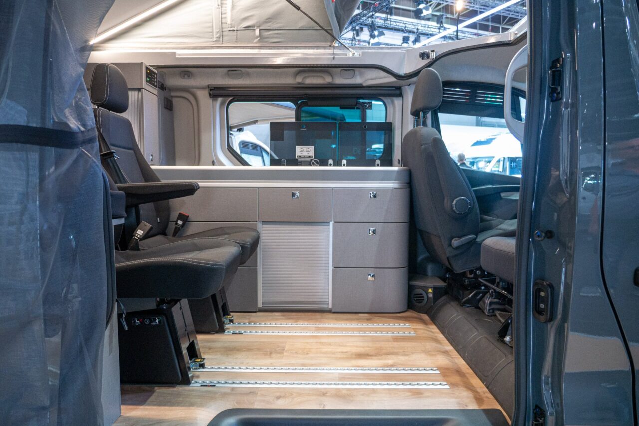 Nissan Primestar Seaside de Dethleffs: mini autocaravana flexible con cuatro literas y carrocería modular 1 nissan primastar seaside by dethleffs innenansicht