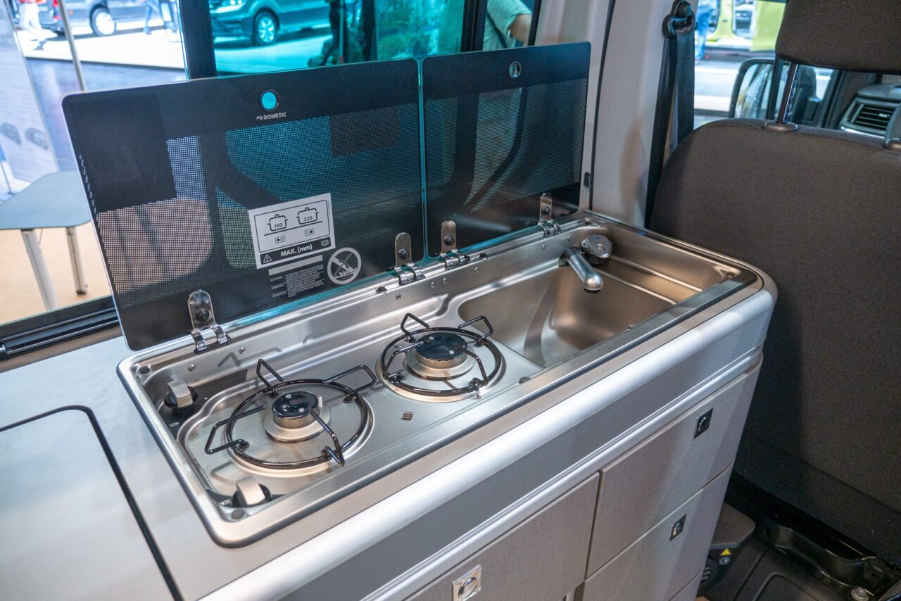Nissan Primestar Seaside de Dethleffs: mini autocaravana flexible con cuatro literas y carrocería modular 4 nissan primastar seaside by dethleffs kuechenmodul