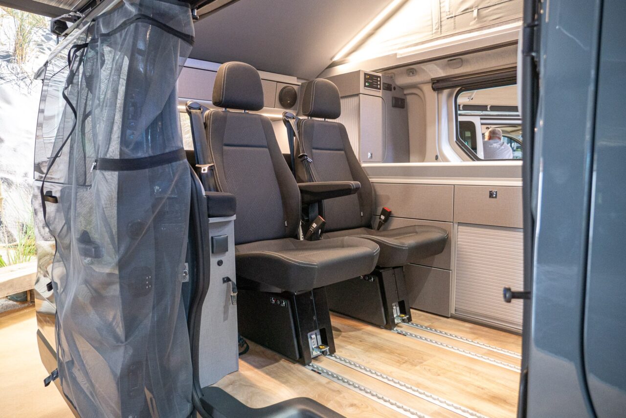 Nissan Primestar Seaside de Dethleffs: mini autocaravana flexible con cuatro literas y carrocería modular 3 nissan primastar seaside by dethleffs sitze schienen