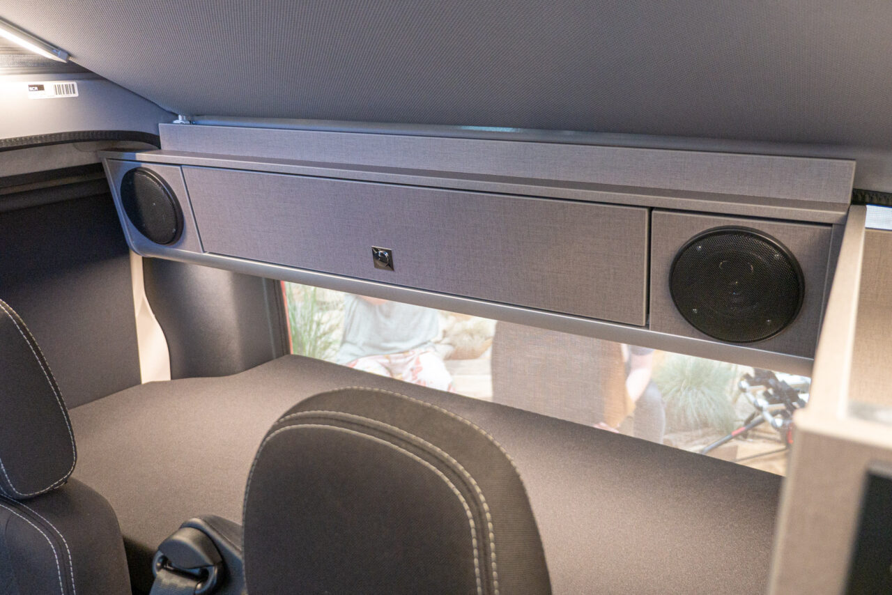 Nissan Primestar Seaside de Dethleffs: mini autocaravana flexible con cuatro literas y carrocería modular 7 nissan primestar seaside by dethleffs dachstaukasten
