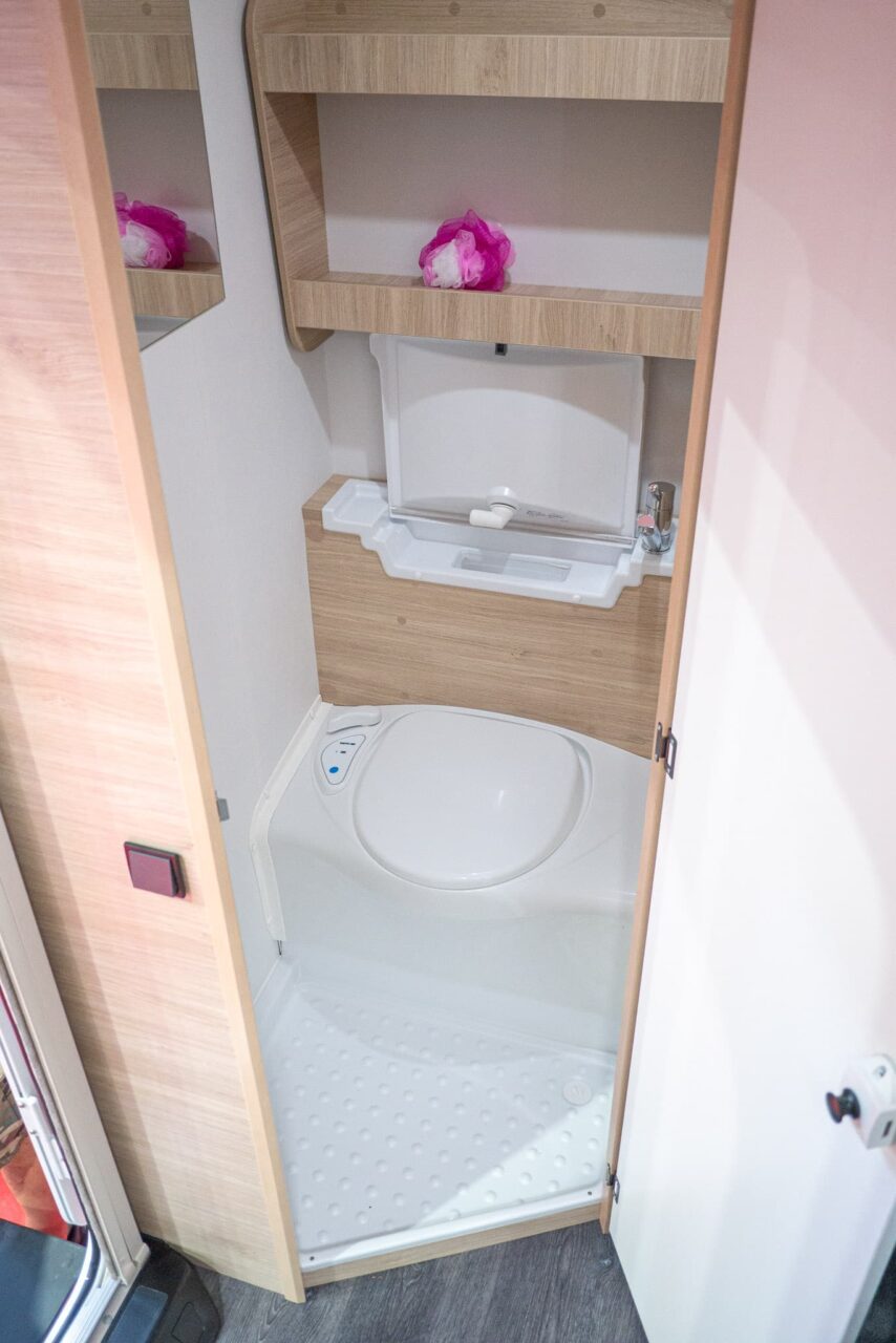Novedades Caravan Salon 2023: Minicaravana compacta Sterckeman Easy 390 CP para hasta cuatro personas 3 Sterckeman Easy 390 CP Caravana Salón 2023 Baño