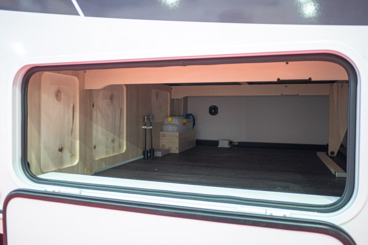 Novedades Caravan Salon 2023: Minicaravana compacta Sterckeman Easy 390 CP para hasta cuatro personas 7 Solapa de servicio Sterckeman Easy 390 CP Caravana Salón 2023