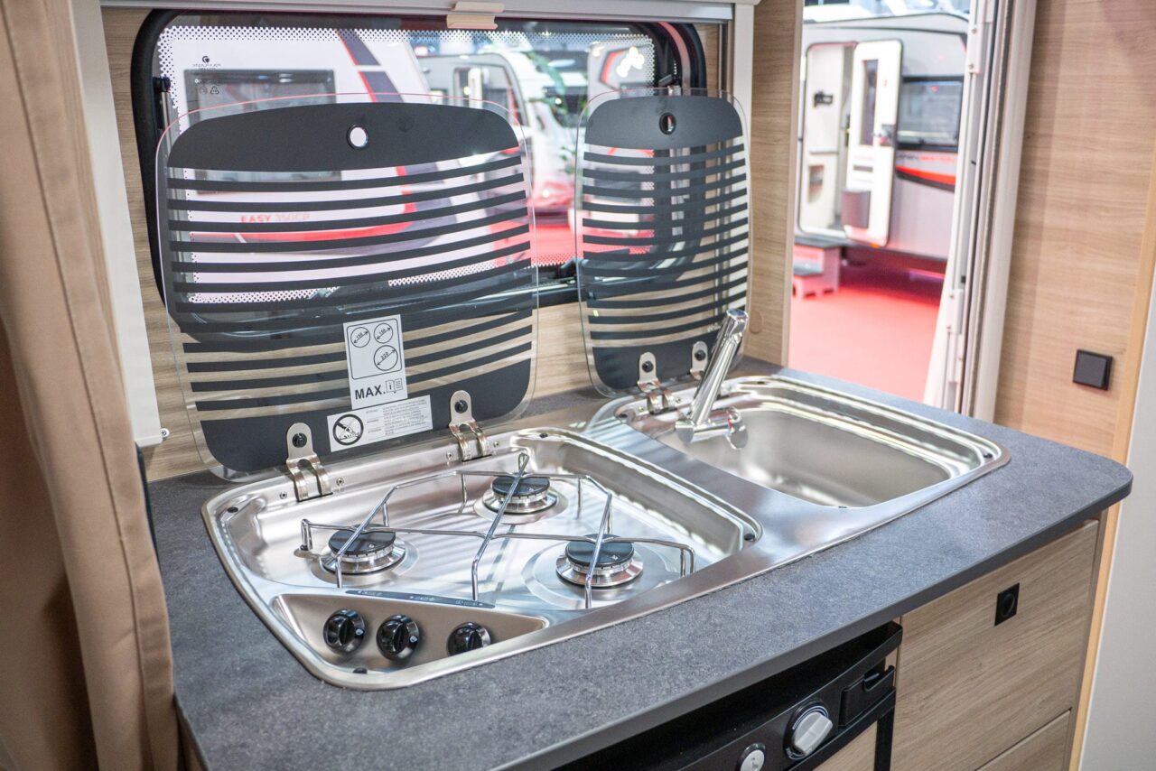 Novedades Caravan Salon 2023: Minicaravana compacta Sterckeman Easy 390 CP para hasta cuatro personas 5 Cocina Sterckeman Easy 390 CP Caravana Salón 2023