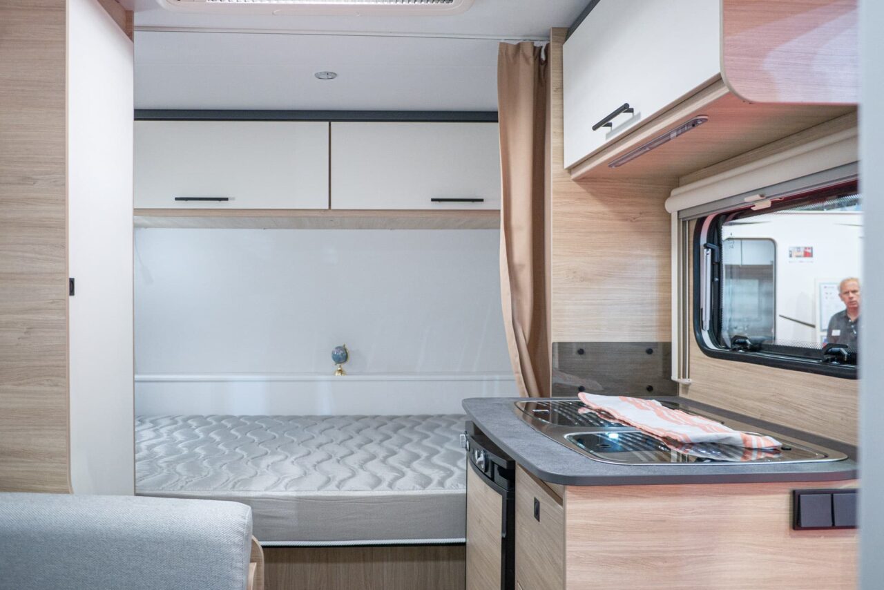 Novedades Caravan Salon 2023: Minicaravana compacta Sterckeman Easy 390 CP para hasta cuatro personas 6 Sterckeman Easy 390 CP Caravana Salón 2023 Cocina Cama