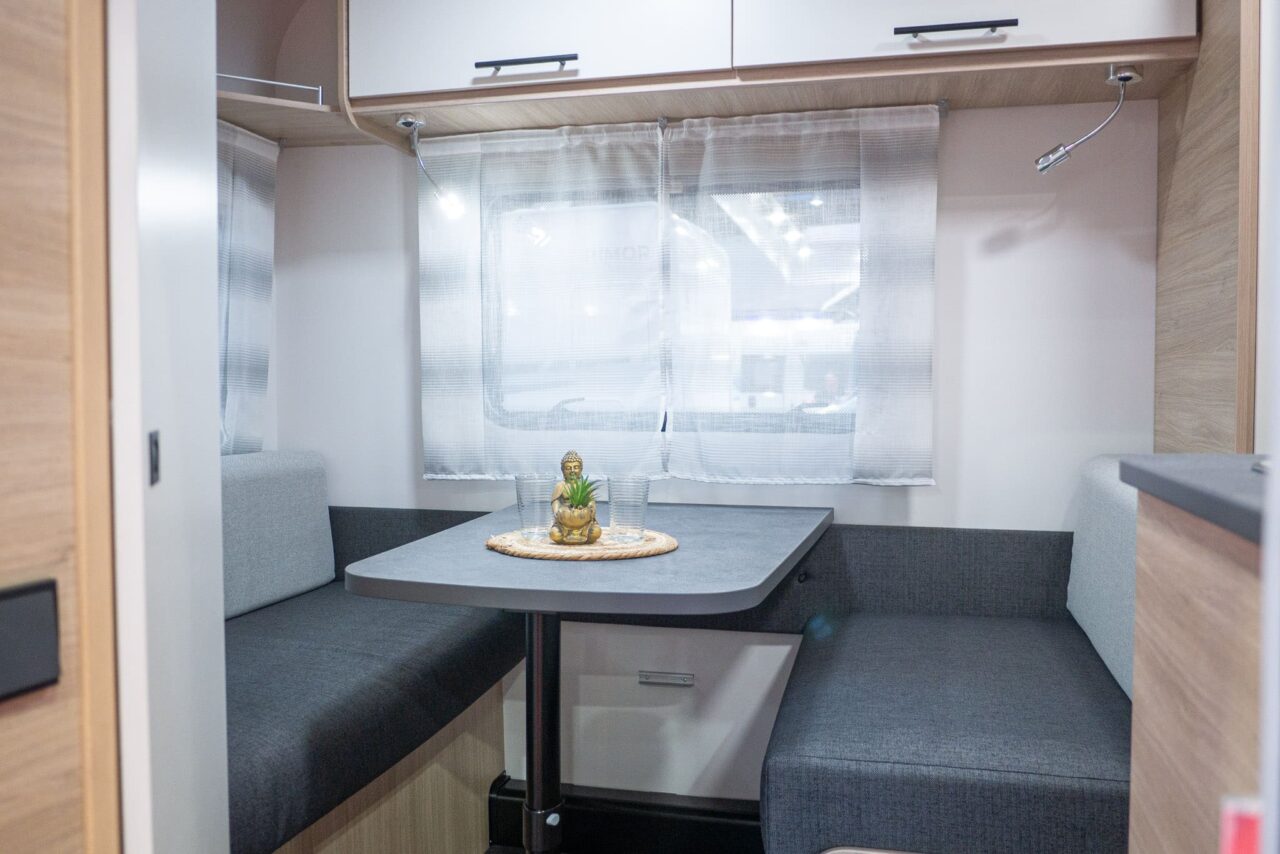 Novedades Caravan Salon 2023: Minicaravana compacta Sterckeman Easy 390 CP para hasta cuatro personas 4 Sterckeman Easy 390 CP Caravana Salón 2023 Grupo de asientos