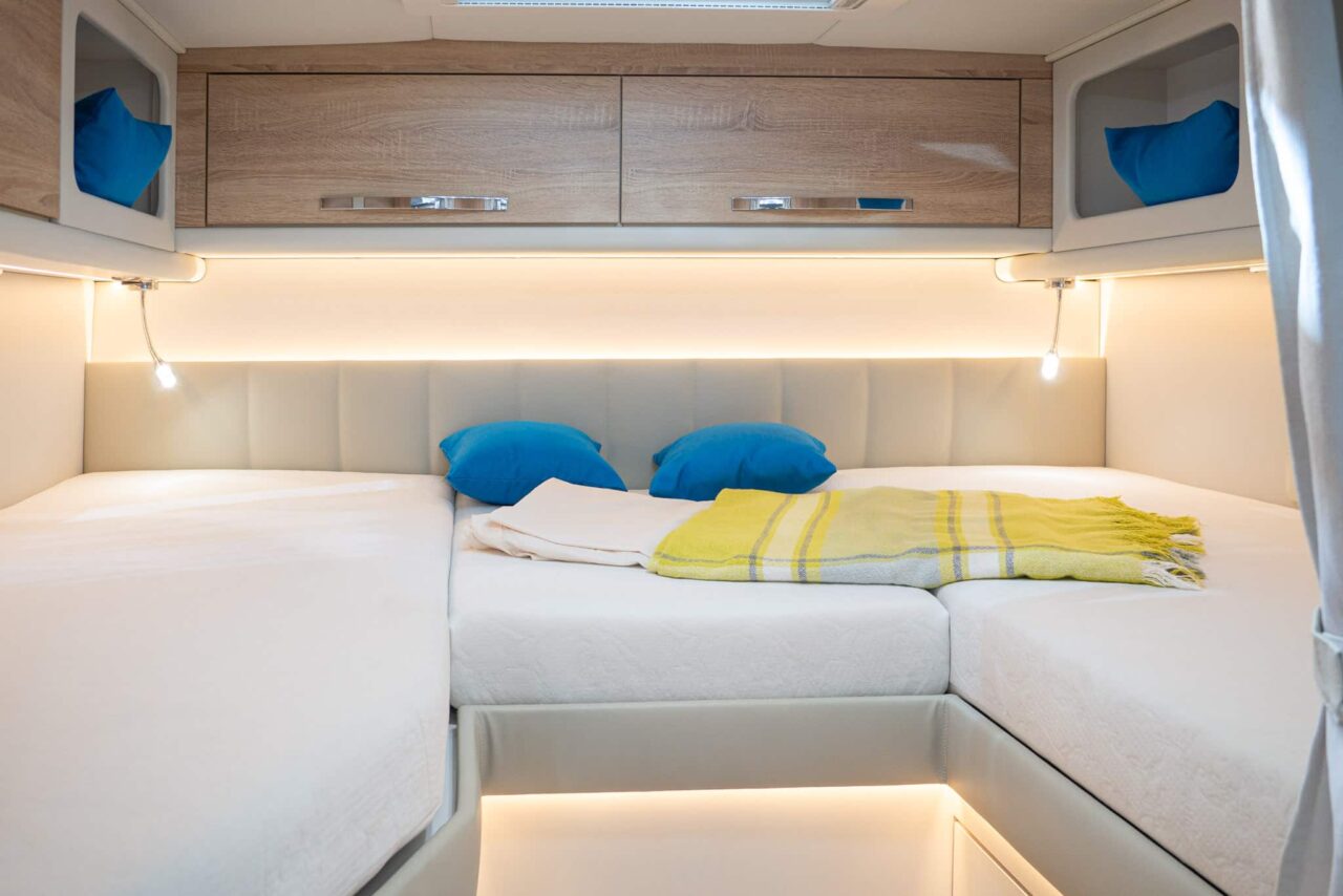 Atlantis Deluxe 695 (2024): cómoda autocaravana de lujo para cuatro personas - ¡con recorrido en 360°! 5 atlanis deluxe 695 heckbett
