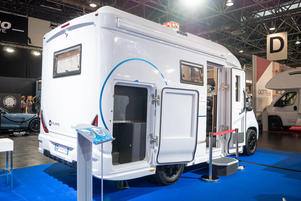 Atlantis Compact 595 (2024): autocaravana de lujo maniobrable de reducidas dimensiones y prestaciones de confort, ¡con recorrido de 360°! 1 Puerta Trasera de Garaje Atlantis Compact 595 Caravana Salón 2023