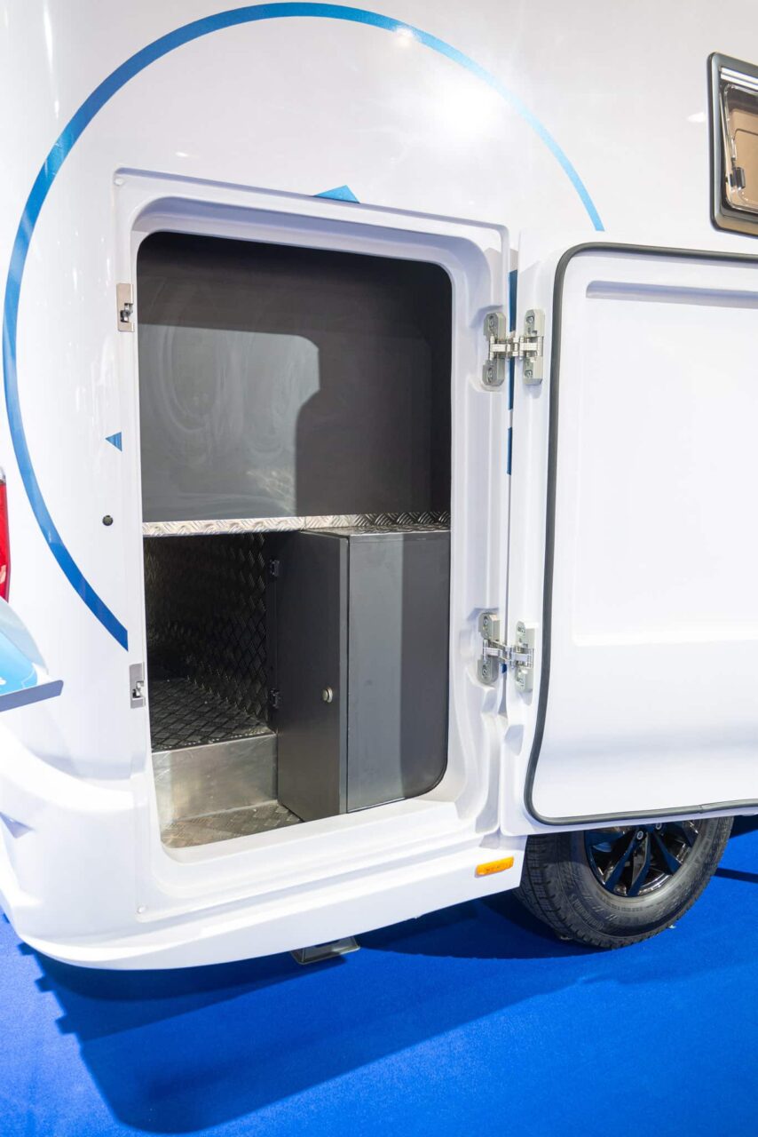 Atlantis Compact 595 (2024): autocaravana de lujo maniobrable de reducidas dimensiones y prestaciones de confort, ¡con recorrido de 360°! 7 atlantis compact 595 heckgarage