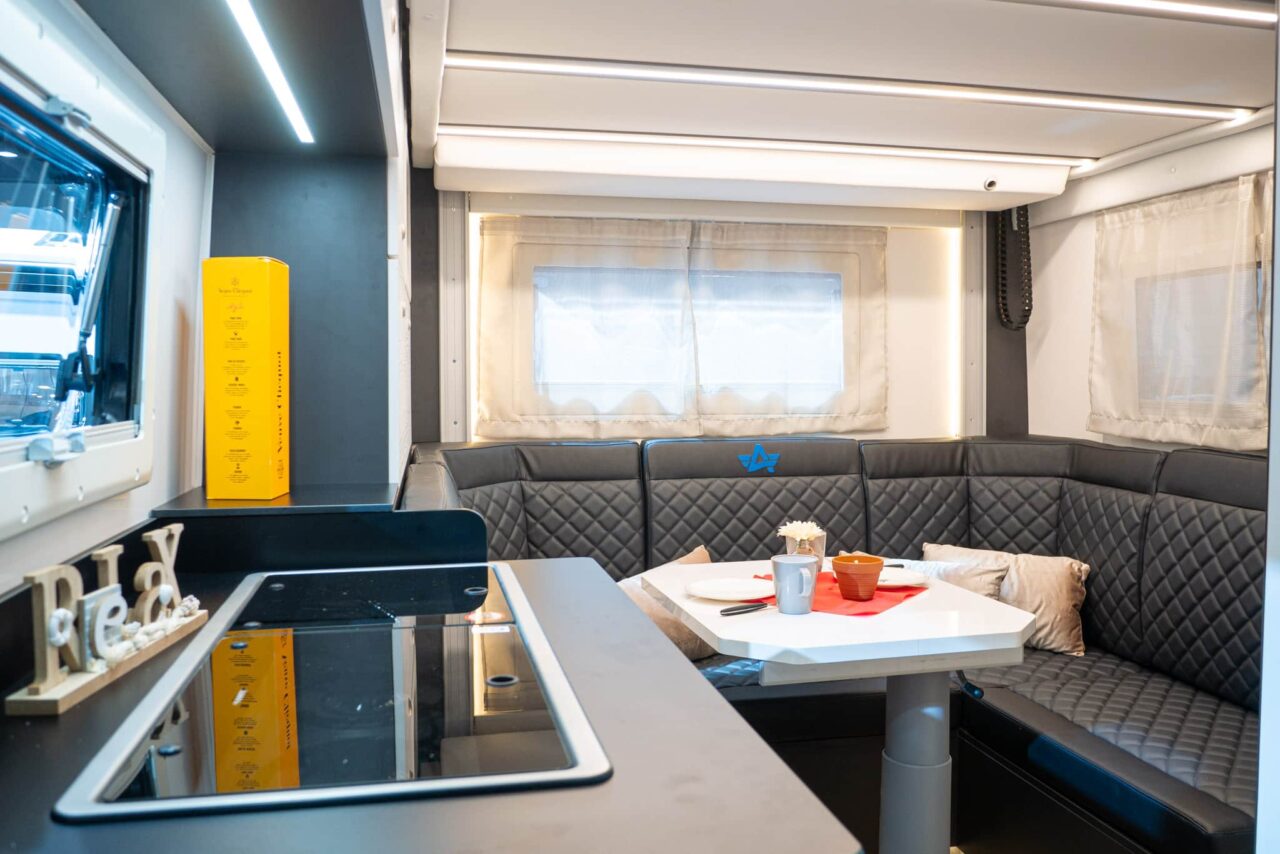 Atlantis Compact 595 (2024): autocaravana de lujo maniobrable de reducidas dimensiones y prestaciones de confort, ¡con recorrido de 360°! 4 atlantis compact 595 kueche sitzgruppe